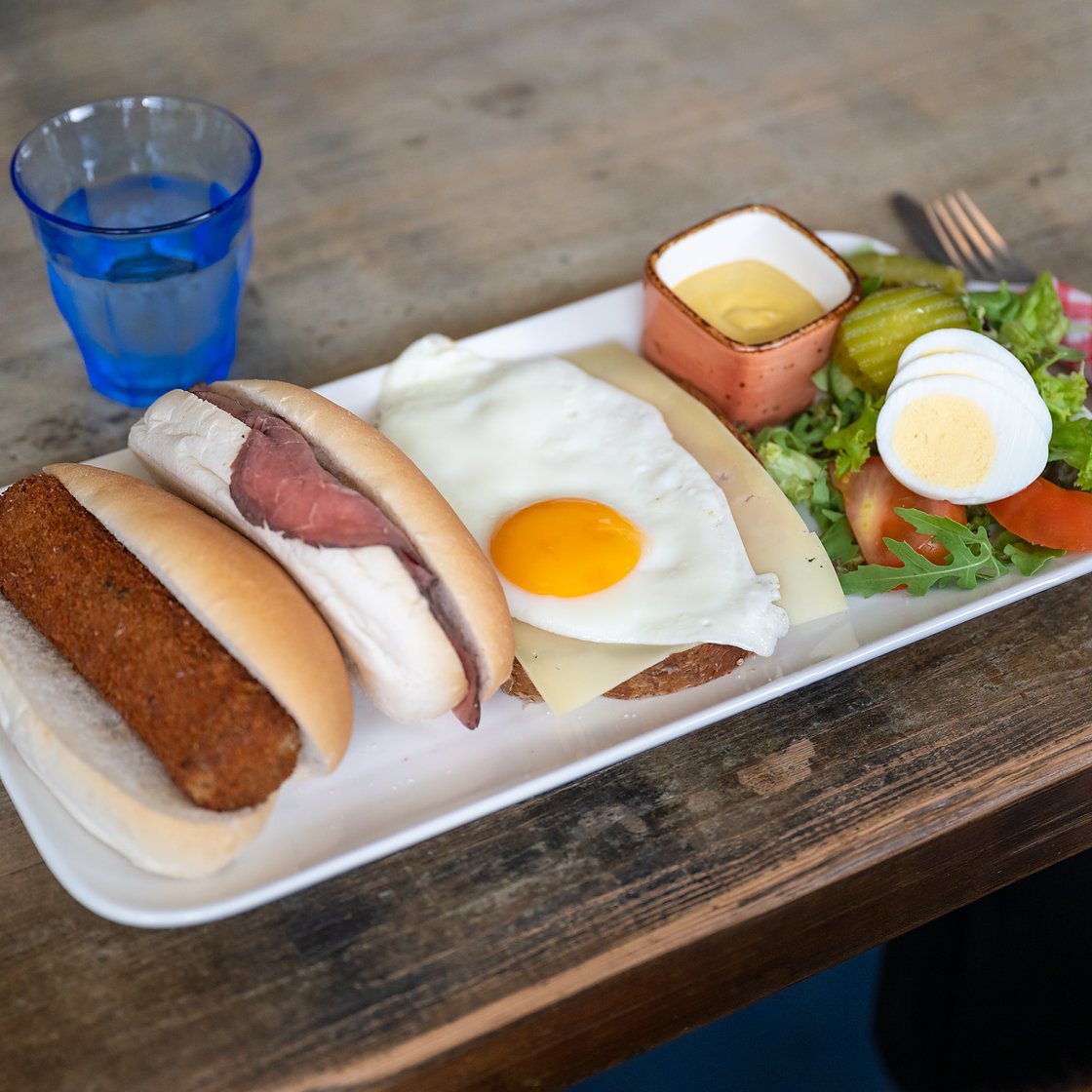 een lunchplank met een broodje kroket, een broodje rosbief en een uitsmijter bij Eetcafé Wiegman