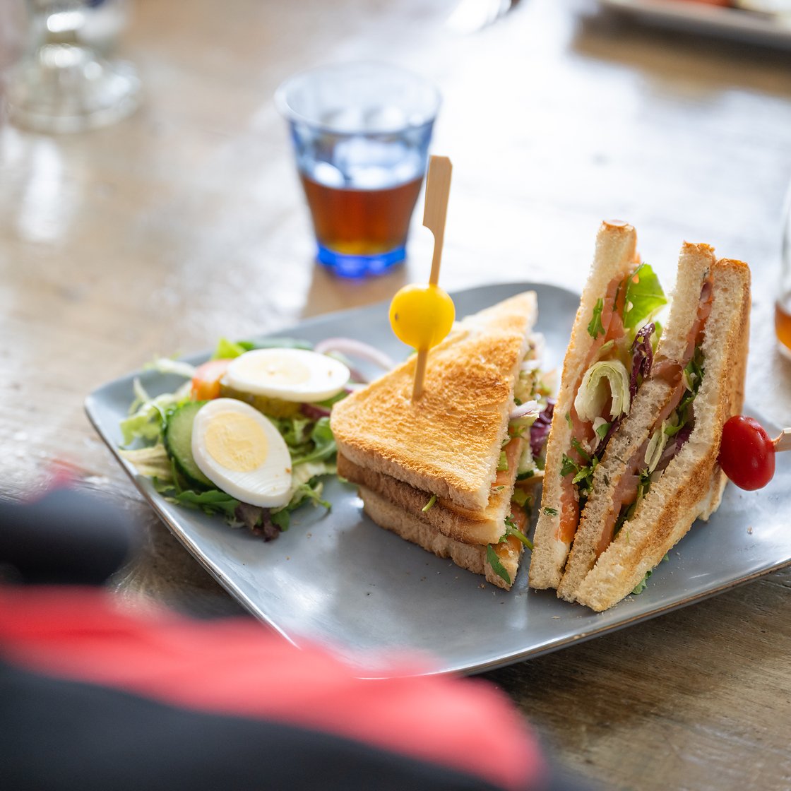 een club sandwich met salade en ei van de lunchkaart