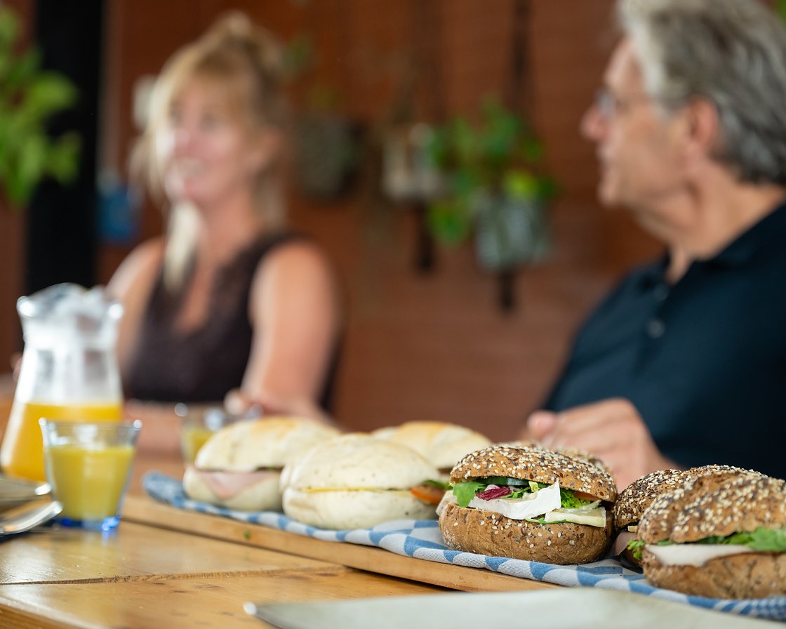 belegde broodjes op een plank met jus